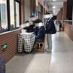 篮球-震惊！网传有学校老师冬天坐在教学楼走廊，批改作业并为学生解答